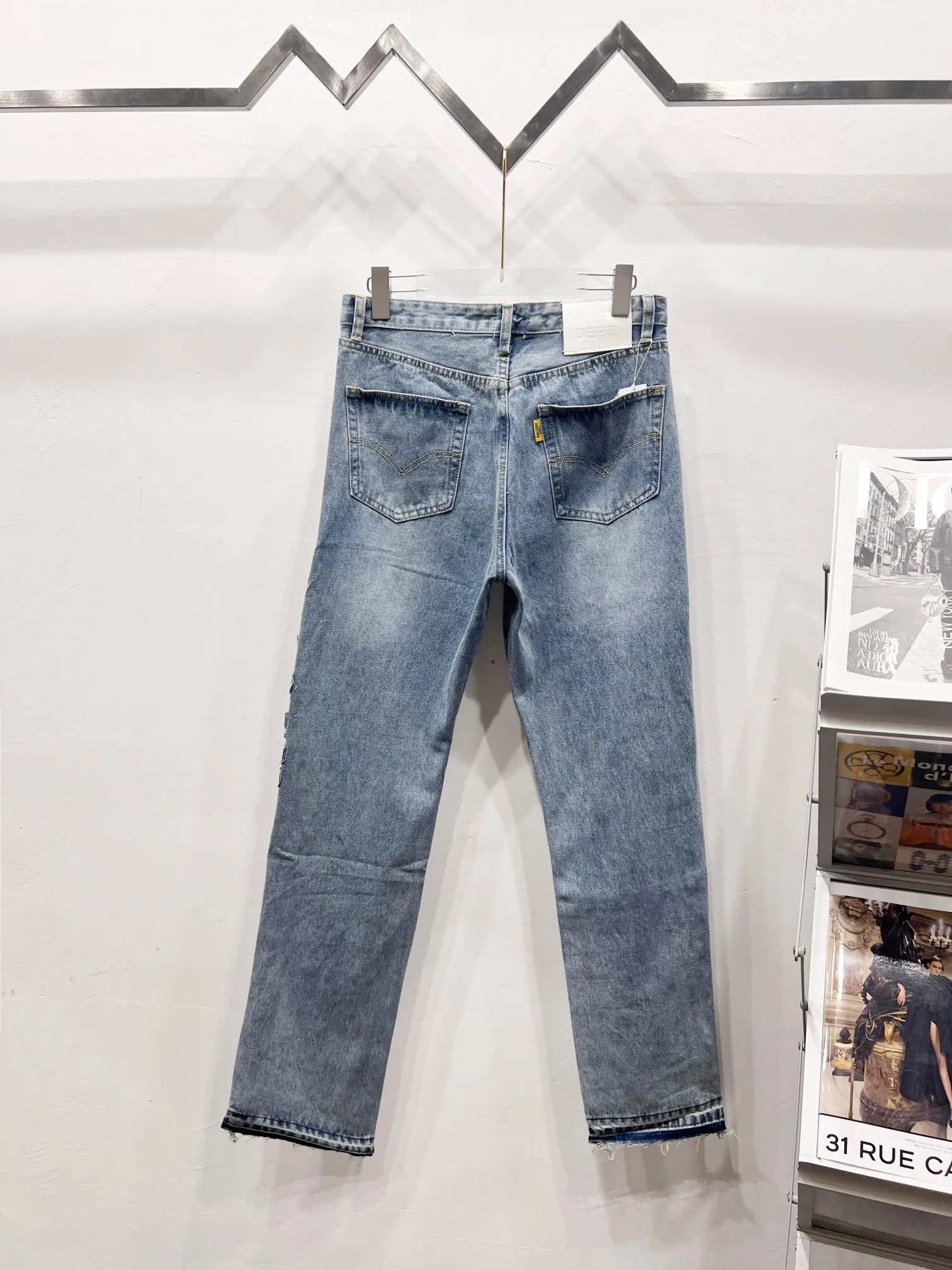 P290 Style number: (c078) Gallery Dept. That is to say, the bell-bottom pants that have been eliminated by society have also been put to good use by GALLERY DEPT. Through reasonable revisions, the calf circumference is appropriately reduced, which can make the wearer wear a sense of stacking and drape, increasing the overall sense of fashion. Many items are very personalized and tasteful. Size: 28, 30, 32, 34, 36 (s-xxl) Color: blue